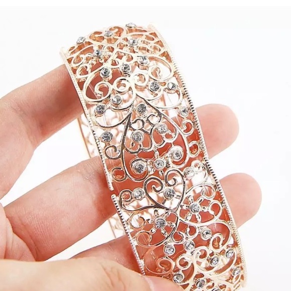 High Quality Hollow Heart Flower Elastic bracelet. - Picture 2 of 4